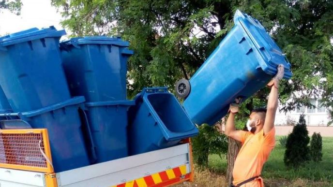 KOMUNALNI I RECIKLAŽNI OTPAD: Podela plavih i zelenih kanti domaćinstvima Zvezdare i Surčina