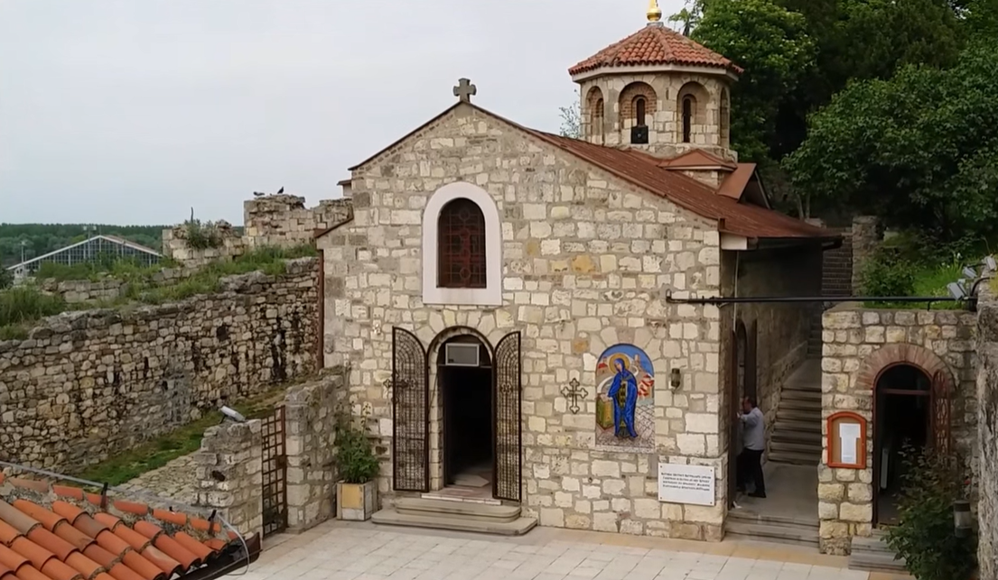 VELIKI BROJ GRAĐANA U KAPELI SVETE PETKE NA KALEMEGDANU: Vernici obeležavaju jednu od najdražih svetiteljki našeg naroda (GALERIJA)