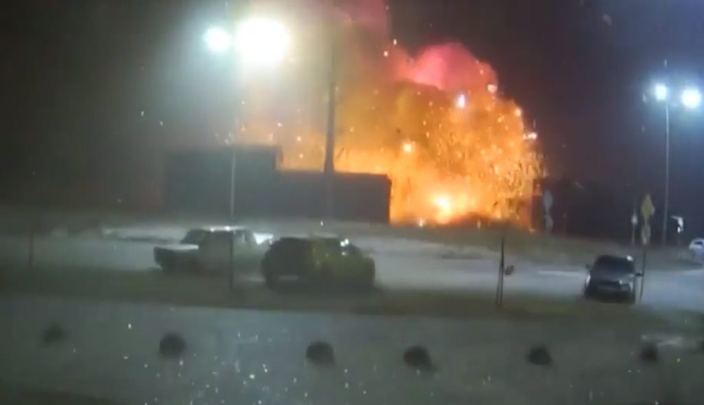 UZNEMIRUJUĆI SNIMAK! Kamere snimile trenutak kada RUSKI projektil pogađa tržni centar u Kijevu: Sve nestalo u sekundi