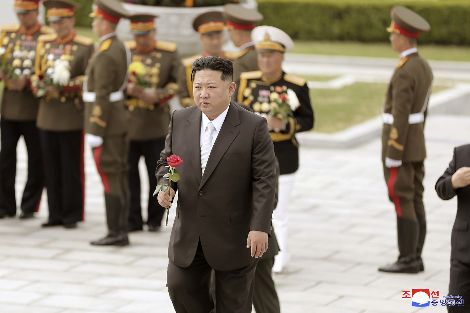 JEZIVA PORUKA IZ SEVERNE KOREJE Kim Džong Un prisustvovao vojnoj paradi: Nuklearne snage moraju uvek da budu spremne! (FOTO)