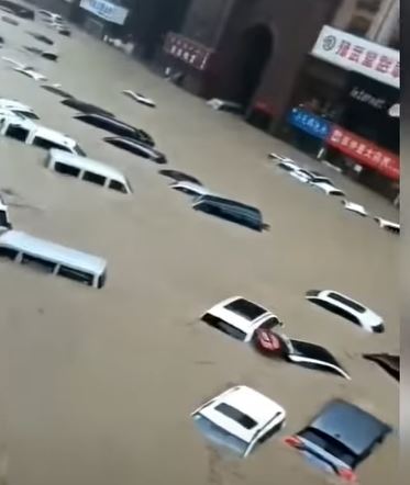 KINA: Premijer traži odgovornost zvaničnika za poplave