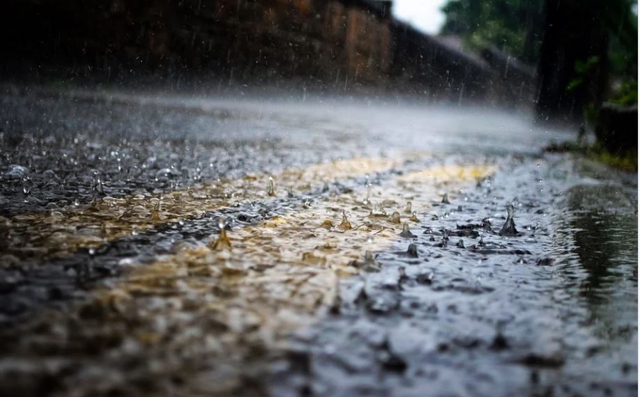 AMSS PORUČUJE: Oprez u vožnji zbog kiše i mokrih kolovoza