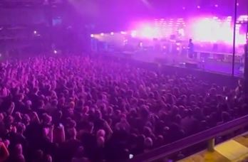 Šokantan snimak sa koncerta u Rusiji kruži mrežama: DA LI JE OVO PORUKA PUTINU? (VIDEO)