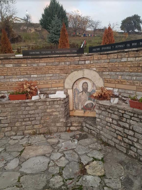 VANDALIZAM NA ULAZU U VELIKU HOČU: Oskrnavljen spomenik ubijenim i kidnapovanim Srbima sa teritorije opštine Orahovac! (FOTO)