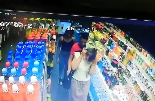 UHVAĆEN LOPOV U BEOGRADU: Snimak podmukle krađe - Opljačkao ženu u marketu tako da ona ništa ne primeti! (VIDEO)