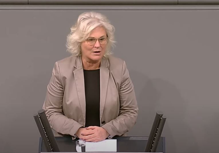 SVI SE PITAJU ZBOG ČEGA ODLAZI IZ VLADE: Nemačka ministarka odbrane Kristina Lambreht podnosi ostavku?
