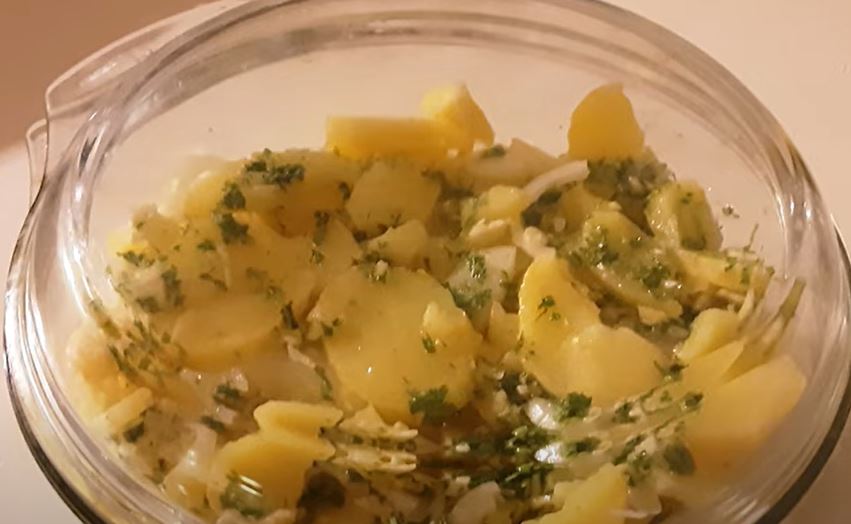 OVO JELO ĆE VAS ODUŠEVITI: Ukusna krompir salata sa mesom i povrćem!