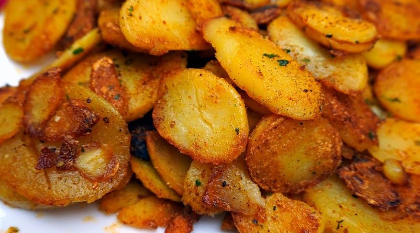 IDEALAN PRILOG ZA NOVOGODIŠNJU TRPEZU I HRSKAVI I MEKANI: Trik recept za NAJSLASNIJE pečene krompire