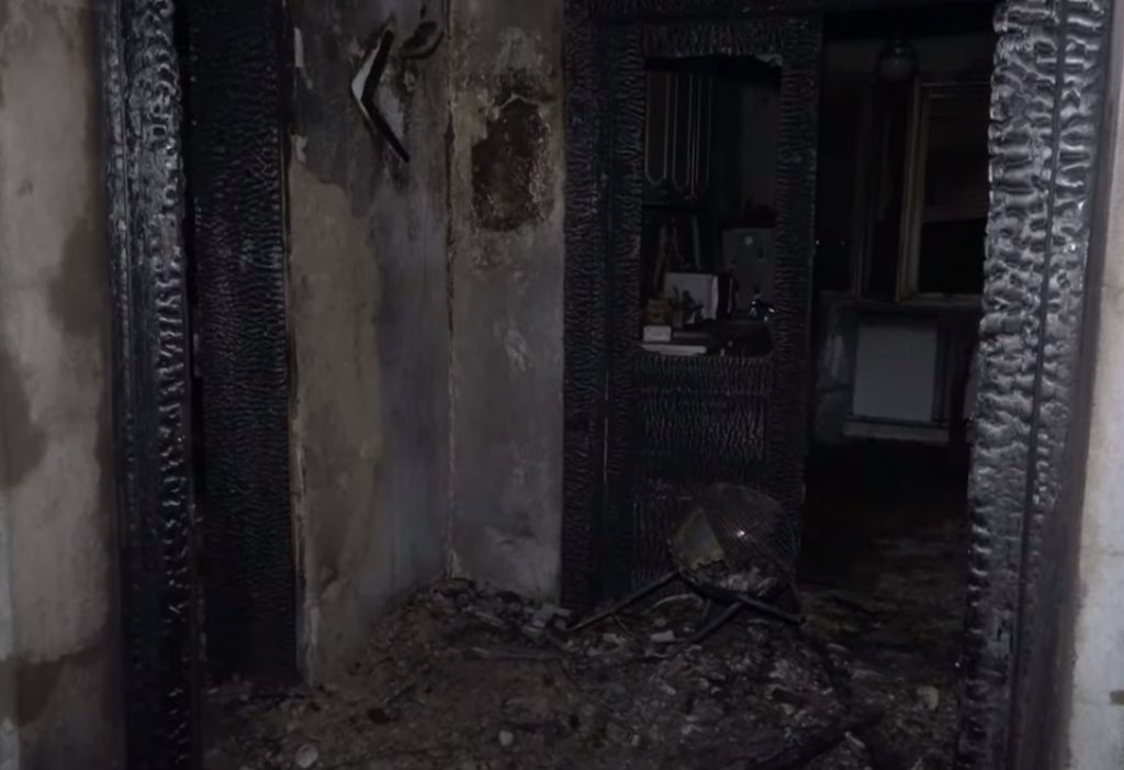 Jezive SLIKE iz Mladenovca! Grom spalio kuću, izgoreo ceo nameštaj, ostala samo garež. Porodica spava u autu (VIDEO)