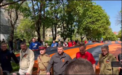 URAAA! POKLIČ ODZVANJA OSLOBOĐENIM MARIUPOLJOM: Kolona sa Pušilinom na čelu ponosno nosi vojni simbol Rusije u čast Dana pobede (VIDEO)