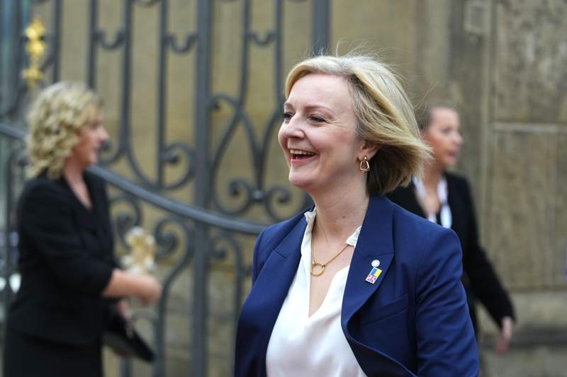 "MUČNA TRKA" ZA PREŽIVLJAVANJE NA VLASTI: Liz Tras pravi novu finansijsku politku za spas Velike Britanije!