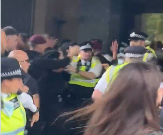 POLICIJA NASRNULA NA DEMONSTRANTE U LONDONU! Antivakseri provaljivali u zgradu BBC-ja - kolege SVE SNIMILE (VIDEO)