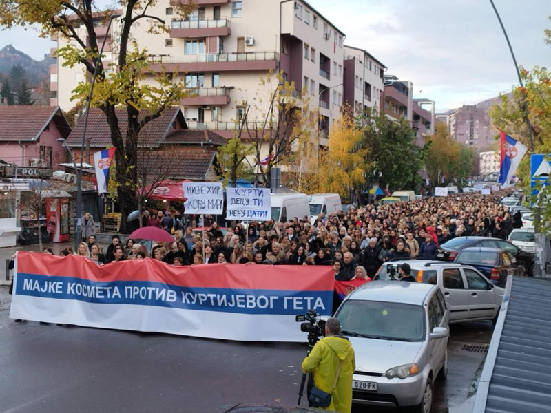MAJKE KOSMETA PROTIV KURTIJEVOG GETA: Protest u severnom delu Kosovske Mitrovice (FOTO)