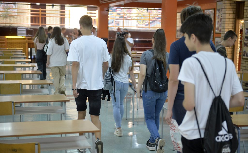 UŽAS U SREDNJOJ ŠKOLI: Domar našao učenika (15) na podu u toaletu, tinejdžeri uhapšeni zbog droge