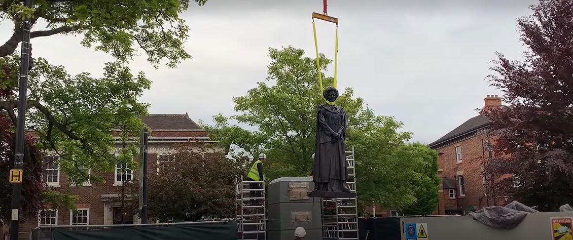 JAJIMA NA ČELIČNU LEJDI: Statua bivše britanske premijerke nije izdržala ni DVA SATA (VIDEO)