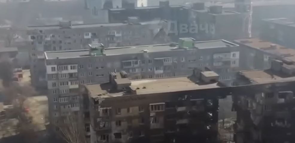 STRAŠNO! Ukrajinski tenkovi u Mariupolju gađali stambene kuće! (VIDEO)