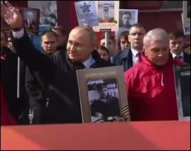 PESMA "SVETI RAT" ODZVANJA MOSKVOM: Putin sa očevom slikom u povorci "Besmrtnog puka" (VIDEO)