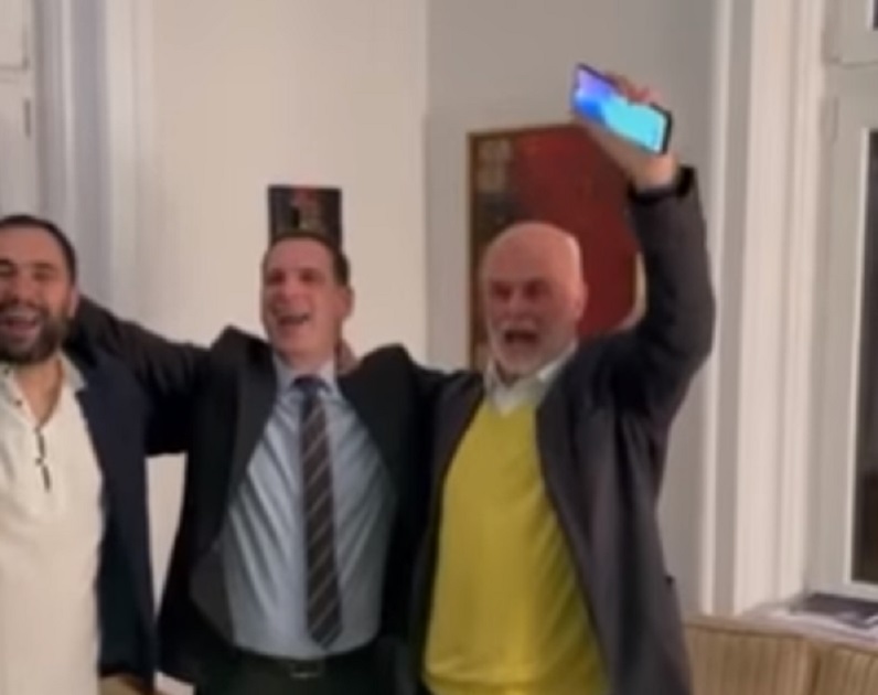 SVE SU STRAŽE ĐENERALA DRAŽE! Miloš Jovanović sa ČIČINIM UNUKOM proslavio REZULTATE IZBORA
