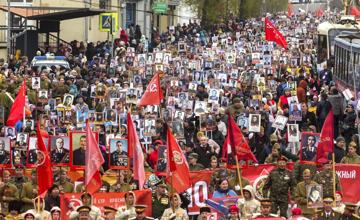 RUSI PROSLAVILI NAJZNAČAJNIJI PRAZNIK Više od 12 miliona ljudi u marševima "Besmrtnog puka"!