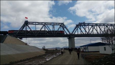 DO SADA NEVIĐENO U ISTORIJI! Završena izgradnja prvog prekograničnog mosta koji spaja Rusiju i Kinu! (FOTO)