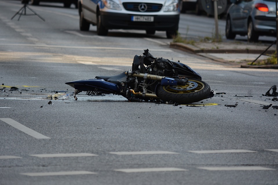 TEŠKA SAOBRAĆAJNA NESREĆA KOD KOVINA: Motociklisti udarili u automobil (FOTO)