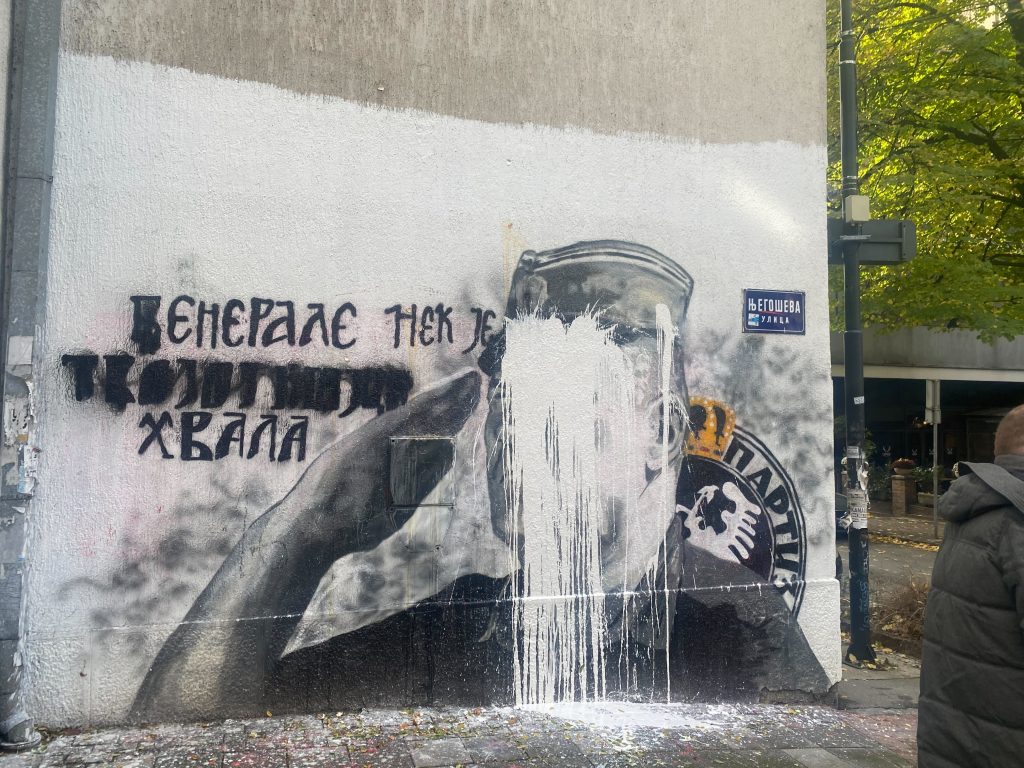 NE PRESTAJU NAPADI NA MLADIĆEV MURAL: U toku neprijavljen protest na Cvetnom trgu, policija zavodi red