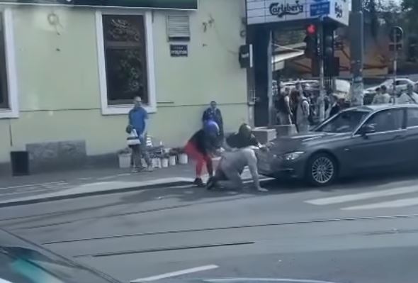 UZNEMIRUJUĆI VIDEO: Dečko i devojka davili čoveka nasred ulice u Beogradu! (VIDEO)
