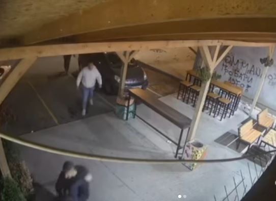 UDARALI GA PO GLAVI I POLOMILI MU ZUBE: Grupa tinejdžera napala dečaka (14) u Vinči (VIDEO)