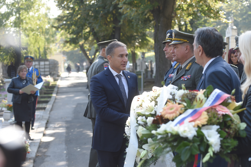 DANAS STOJIMO PONOSNO I USPRAVNE GLAVE: Ministar Stefanović odao počast Milunki Savić i Antoniji Javornik! (FOTO)