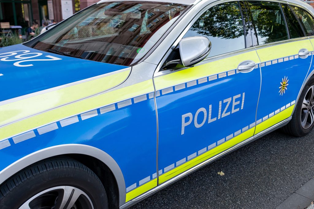 VOZIO 300 NA SAT U POGREŠNOM SMERU! Filmska potera u Nemačkoj, jurilo ga 41 policijsko vozilo i helikopter