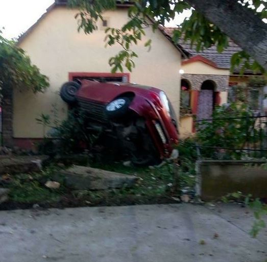 NESVAKIDAŠNJA NESREĆA: Sleteo s puta pa autom kroz prozor u porodičnu kuću! (FOTO)