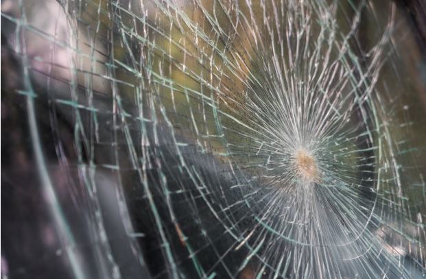 INCIDENT U MAJDANPEKU: Kamenje letelo na sve strane! Posle pucanja gume šlepera povređeni muškarac i žena