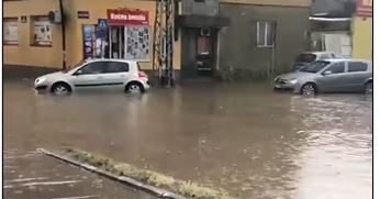 SNAŽNO NEVREME PROTUTNJALO NOVIM SADOM: Olujni vetar čupao drveće, poplavljene ulice (VIDEO)