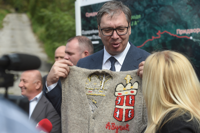 JOŠ PIŠE I A.VUČIĆ: Predsednik u Devićima dobio džemper na poklon, a ministri primili po vunene čarape!