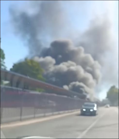 DRAMA U OBRENOVCU: Buknuo požar na autobuskoj stanici, gust dim kulja! (VIDEO)