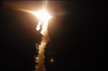 RUSKI „ONIKS“ ZACRNEO NEBO IZNAD CRNOG MORA: Spektakularan snimak lansiranja UBITAČNE hipersonične rakete (VIDEO)