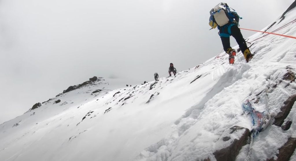 DRAMA NA DURMITORU: Led i jak vetar zaglavio planinare, spasili ih pripadnici GSS (FOTO)