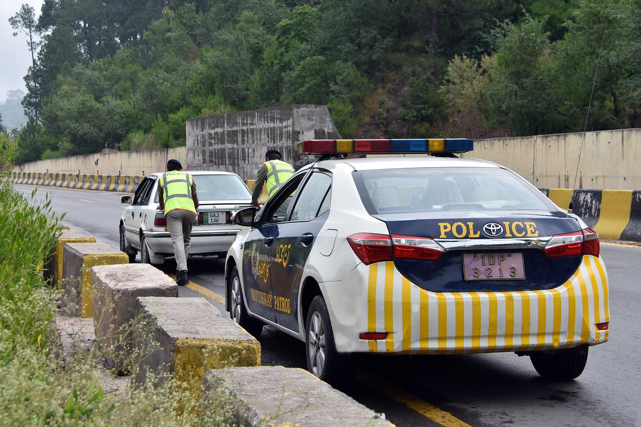 PAKISTAN ZAVIJEN U CRNO: Najmanje 22 osobe poginule kada je putnički kombi sleteo u jarugu