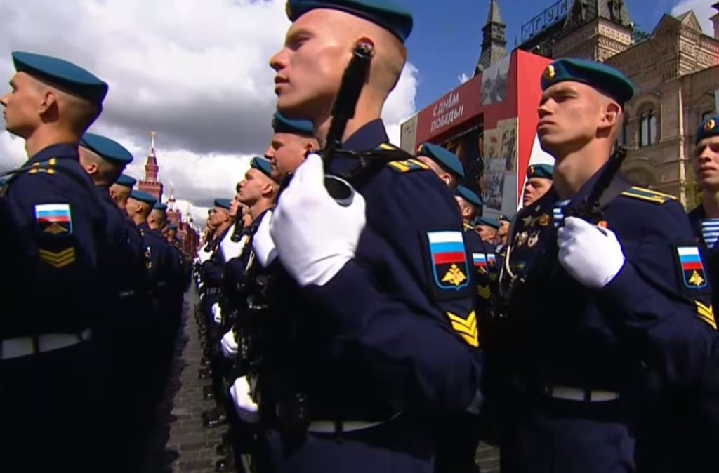 URAAAA! TRESE SE ZEMLJA U RUSIJI! Pogledajte VIDEO sa PARADE U MOSKVI i kako su vojnici odgovorili PUTINU, o ovome priča SVET (VIDEO)