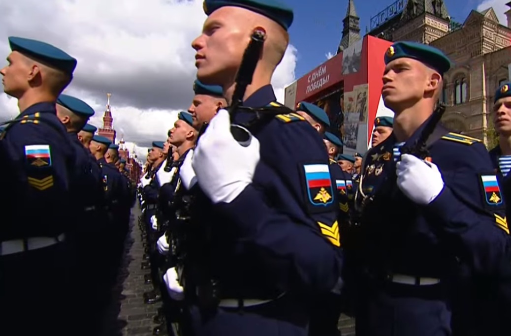 URAAAA! TRESE SE ZEMLJA U RUSIJI! Pogledajte VIDEO sa PARADE U MOSKVI i kako su vojnici odgovorili PUTINU