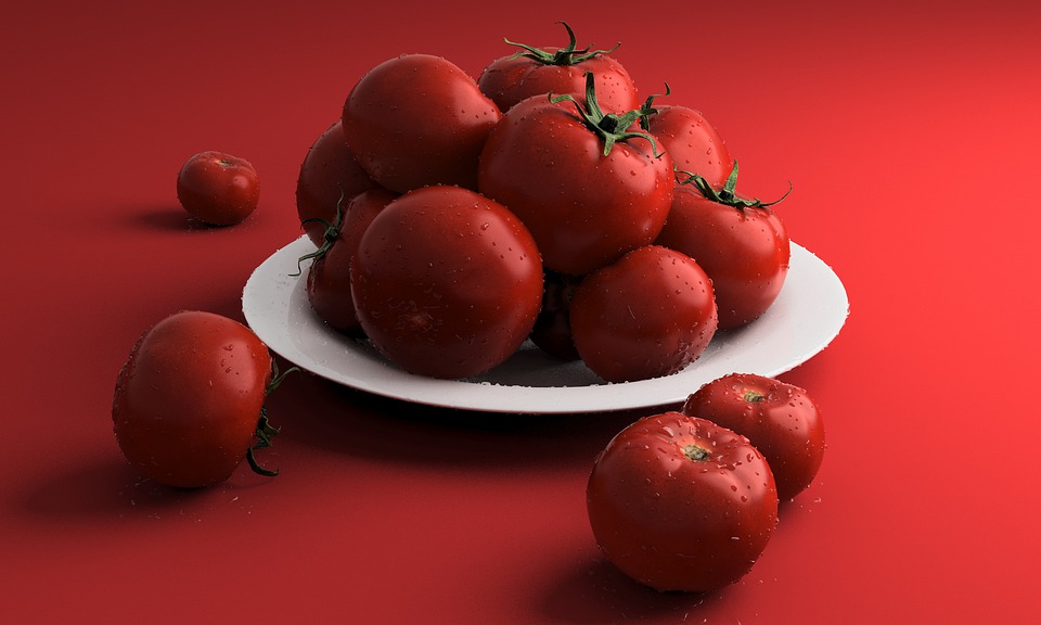 ISKUSNI BAŠTOVANI SAVETUJU: Samo 3 struka ove biljke posadite uz paradajz, rađaće kao nikada pre!