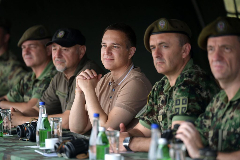 STEFANOVIĆ ZADOVOLJAN „PEGAZOM“ Ministar odbrane prisustvovao je na poligonu Pasuljanske livade ispitivanju naoružanja i vojne opreme iz domaćeg razvoja! (FOTO)