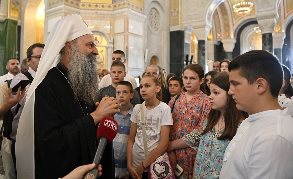 Patrijarh Porfirije sa decom sa KiM i iz Crne Gore: "Radujem se što ćete učestvovati u molitvenoj litiji" (VIDEO)