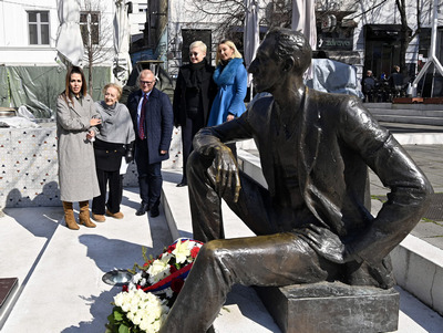 Obeleženo šest godina od podizanja spomenika Borislavu Pekiću (FOTO)