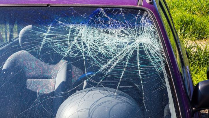 Žena divljala po Bloku 45: Razbijala automobile