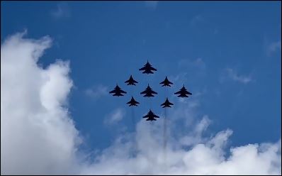 GRMI NEBO IZNAD MOSKVE: Proba Parade pobede, avioni se poređali u obliku slova „Z“ (VIDEO)