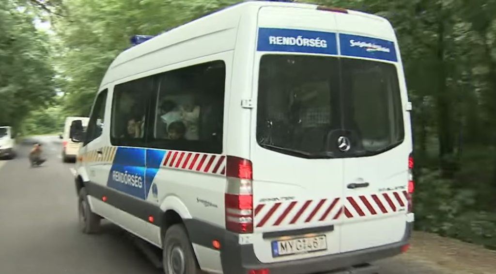 MAĐARSKA POLICIJA PRONAŠLA 19 ILEGALNIH MIGRANATA Protiv vozača iz Srbije pokrenut je krivični postupak zbog sumnje da se bavio krijumčarenjem ljudi!