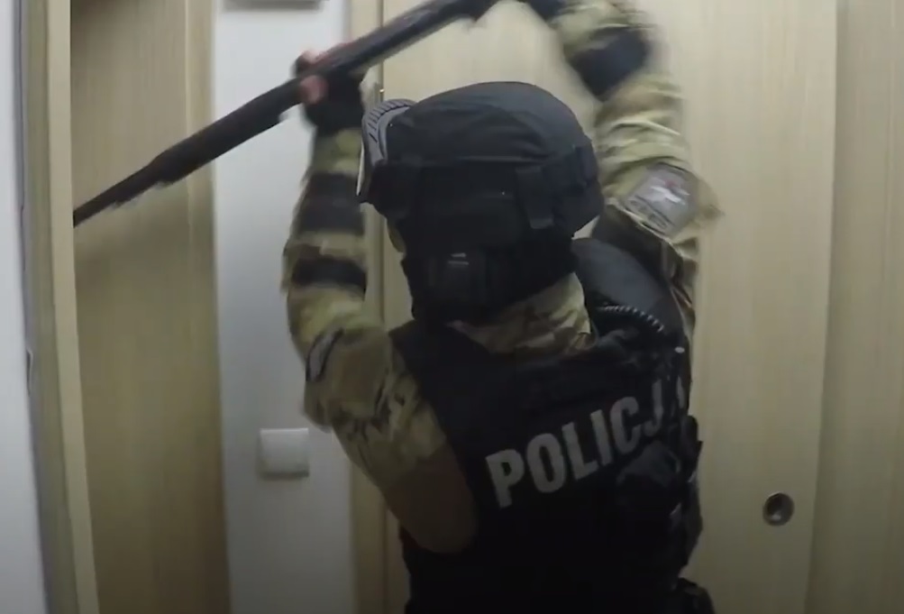 HAOS U POLJSKOJ: Policija upala u predsedničku palatu i uhapsila bivšeg ministra policije i njegovog zamenika