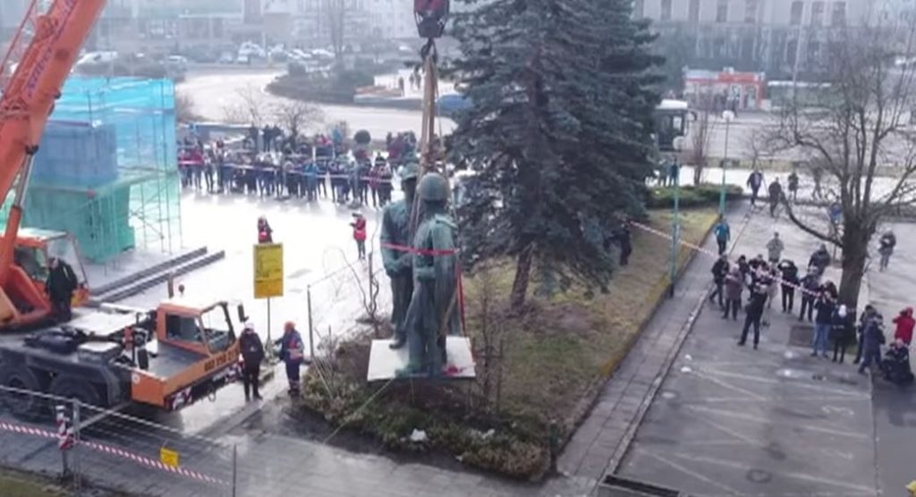 POLJACI REVIDIRAJU ISTORIJU! Uklanjaju spomenike sovjetskim vojnicima!