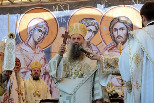 PATRIJARH SLUŽIO POMEN NAŠIM JUNACIMA: Predivna slika na Gazimestanu - građani zapevali kosovske pesme (FOTO)